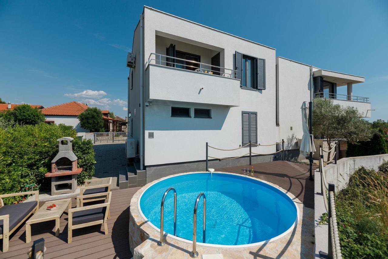 Malo Ferienvilla Privlaka, Pool, Boje, Wi-Fi, Wallbox Привлака Экстерьер фото