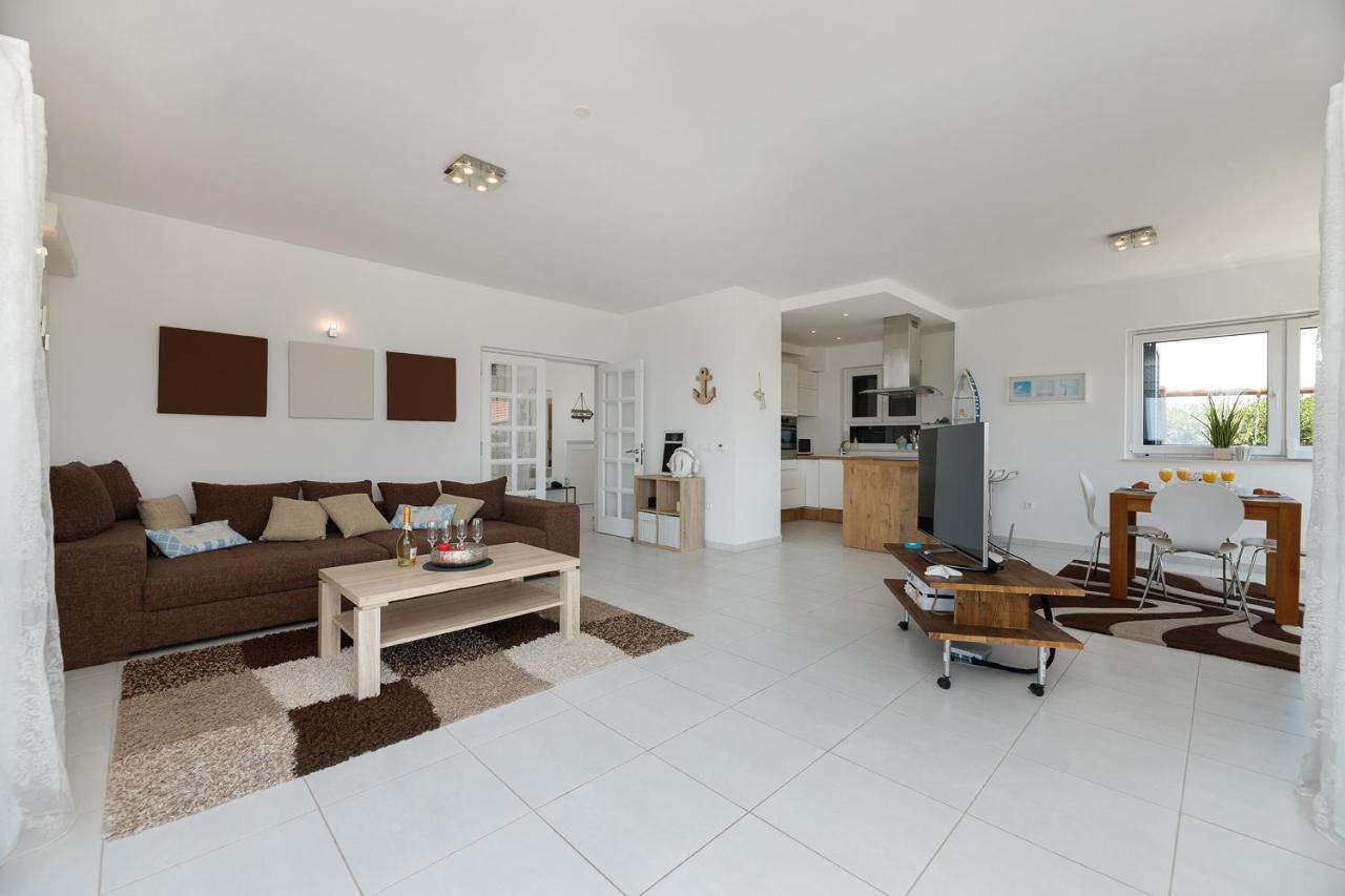 Malo Ferienvilla Privlaka, Pool, Boje, Wi-Fi, Wallbox Привлака Экстерьер фото