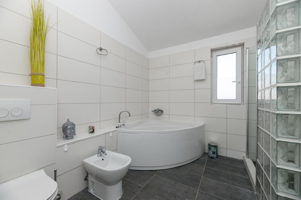 Malo Ferienvilla Privlaka, Pool, Boje, Wi-Fi, Wallbox Привлака Экстерьер фото