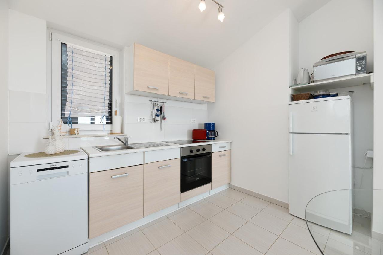 Malo Ferienvilla Privlaka, Pool, Boje, Wi-Fi, Wallbox Привлака Экстерьер фото